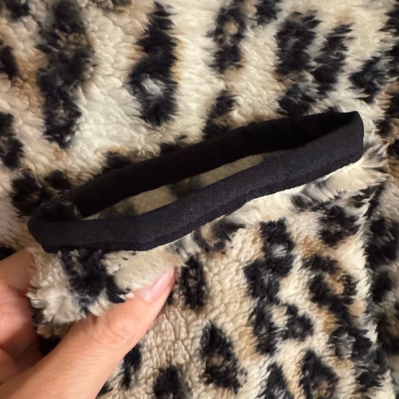 New with tags ladies size XXL Maurices animal print fuzzy pullover - Picture 8 of 15